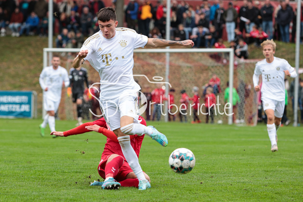TSV Aubstadt - FC Bayern Amateure | Leon HEINZE (FCB #31) im Duell mit Barry HEPBURN (FCB #45)