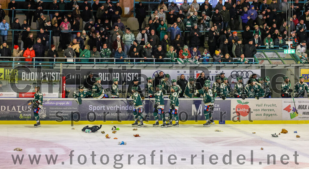 2025-12-05_086_TSV_Erding_gegen_Stuttgart_Rebels | Erding, Deutschland, 05.12.2025:Eishockey, Oberliga Süd 2025 / 2026, 23. Spieltag, TSV Erding gegen Stuttgart Rebels, Endergebnis: 5:6Thomas Matheson (Erding Gladiators, #37), Torwart David Zabolotny (Erding Gladiators, #72), Moritz Köttstorfer (Erding Gladiators, #82), Philipp Michl (Erding Gladiators, #77), Jesse Kauhanen (Erding Gladiators, #4), Grady Hobbs (Erding Gladiators, #22)Foto: Christian Riedel / fotografie-riedel.net