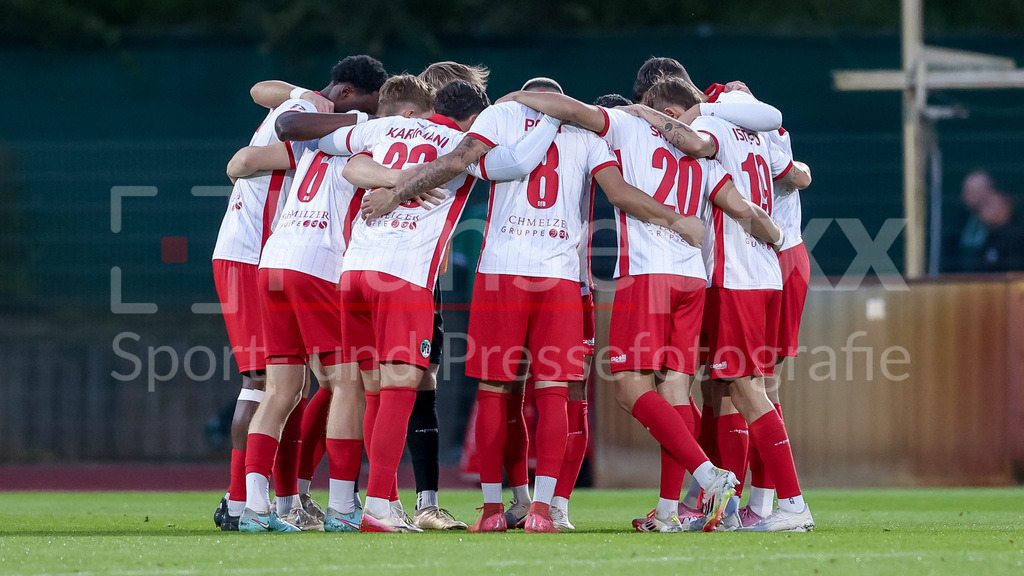Fussball, Regionalliga Nord, SV Werder Bremen II - VfB Lübeck | Spieler von VfB Lübeck schwören sich mit einem Mannschaftskreis ein, Teamkreis, Ansprache, Motivation