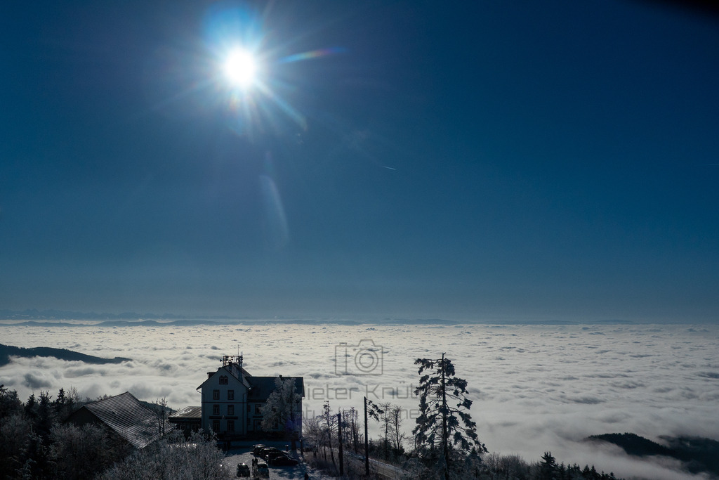 Über den Wolken im Schwarzwald | Auf einem Gipfel im Schwarzwald bei schönem, eisigem Wetter über den Wolken - Realisiert mit Pictrs.com