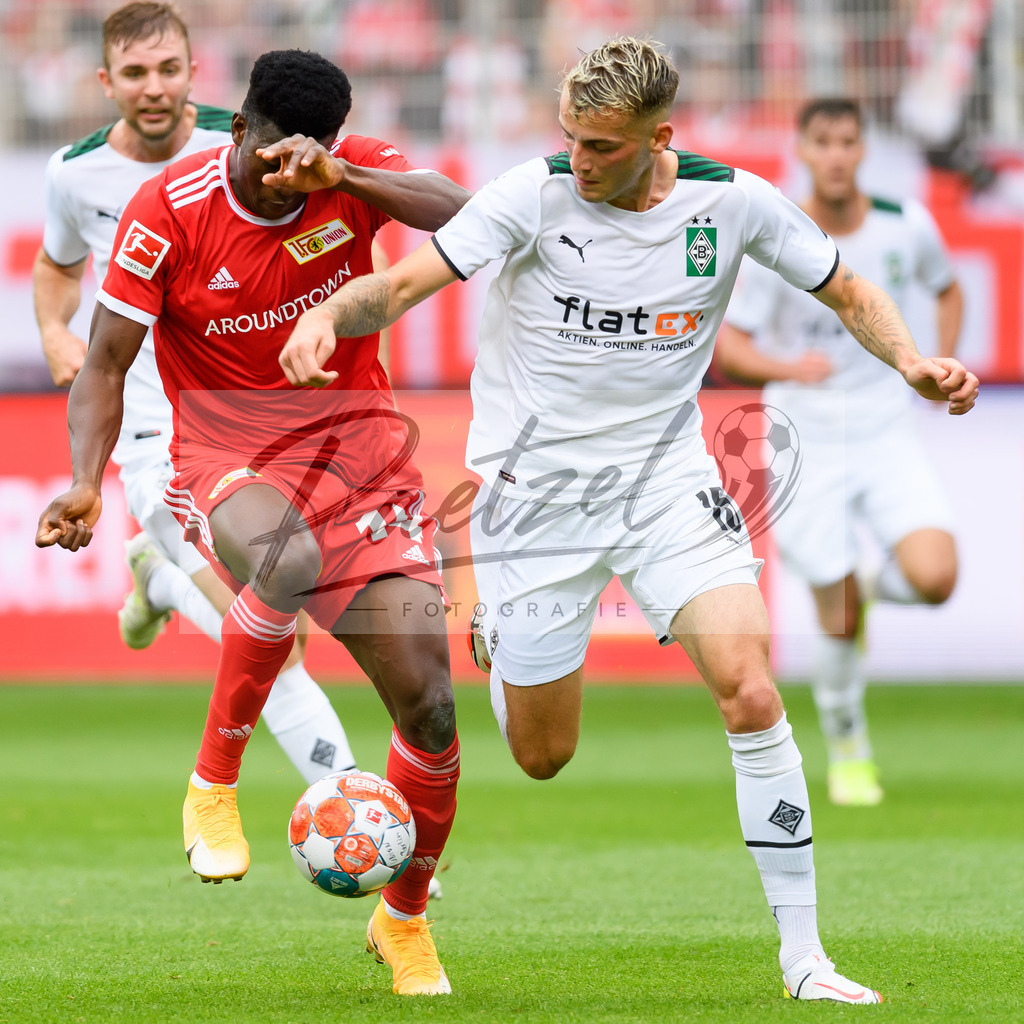FCUBMG20210829_044 | Fussball, Herren: Taiwo Awoniyi (1.FC Union Berlin) und Jordan Beyer (Borussia Moenchengladbach) im Zweikampf beim Spiel der 1. Bundesliga zwischen 1. FC Union Berlin und Borussia Moenchengladbach im Stadion An der Alten Foersterei am 29.08.2021 in Berlin, Deutschland. - Realisiert mit Pictrs.com