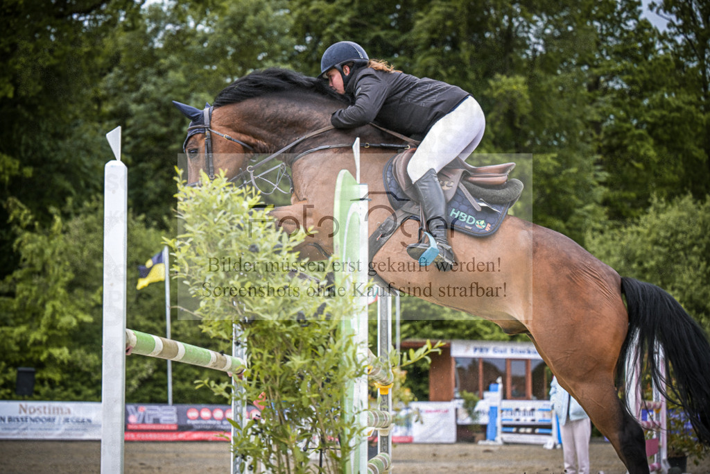 DOS_2180 | Entdecke hochwertige Reitturnierfotos von Foto Oger. Professionell, emotional und authentisch – jetzt Lieblingsmomente im Shop bestellen.Deutschlandweite Turnierfotografie. - Realisiert mit Pictrs.com
