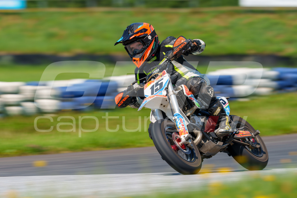 G-Cup + Supermoto Staatsmeisterschaft + Hungarian Supermoto Championship | GRIPcapture steht für authentische Sportfotografie in Österreich – für Momente, die mehr sind als Geschwindigkeit oder Ergebnis. Es geht um Emotion, Spannung, Fokus und den Augenblick, der oft nur einen Wimpernschlag dauert.Ob Motorsport, Teamsport oder 