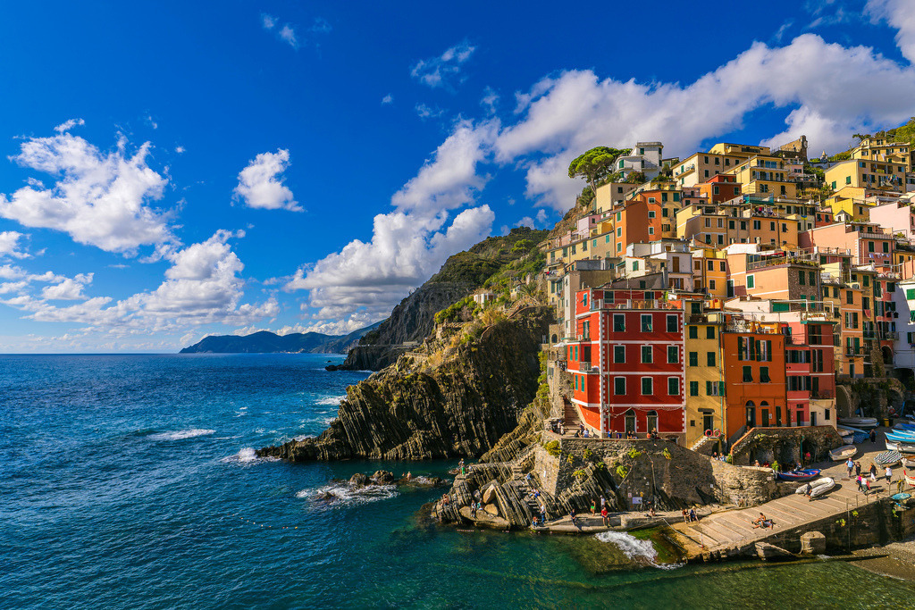 Blick auf Riomaggiore an der Mittelmeerküste in Italien | Blick auf Riomaggiore an der Mittelmeerküste in Italien.