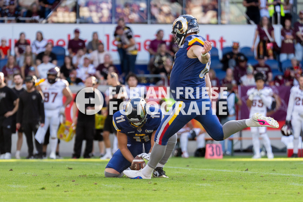 GER Rhein Fire vs. Alpine Rams, American Football, AFLE, Saison 2026, 01.08.2026 | Shane McInerney (Alpine Rams, #61) kickt den Ball, GER Rhein Fire vs. Alpine Rams, American Football, AFLE, Saison 2026, 01.08.2026Foto: Eibner-Pressefoto/Fabian Friese - Realisiert mit Pictrs.com