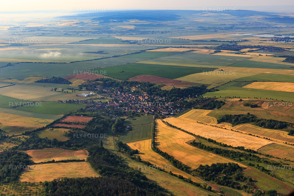 Luftbild: Ortsansicht von Nordwesten im Ortsteil Udersleben in Bad Frankenhausen im Bundesland Thüringen in Deutschland. Foto: IMG_136724.jpg vom 18.06.2023 durch Werner Riehm/FLY-FOTO.de
