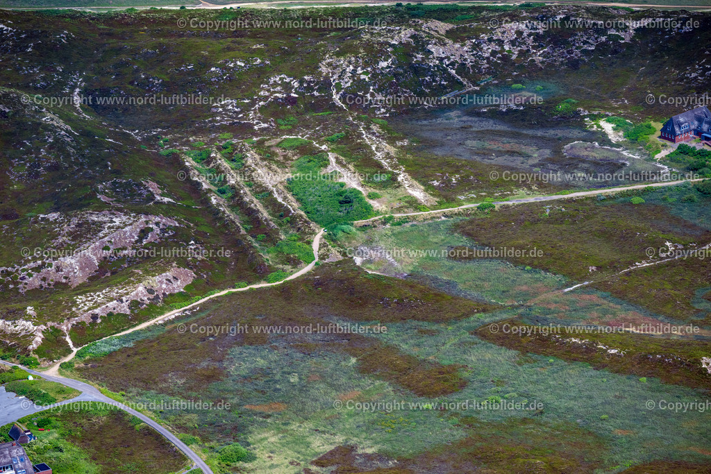 Sylt_Hörnum_Heidelandschaft_Jugendgästehaus_Möwennest_ELS_4155130625 | HöRNUM (SYLT) 13.06.2025 Gebäude Jugendgästehaus" Mövennest " an der Straße Osterende, Odde-Hof in Hörnum (Sylt) Insel Sylt im Bundesland Schleswig-Holstein, Deutschland. Weiterführende Informationen bei: Jugendgästehaus Möwennest. // Building the hostel " Moevennest " on street Osterende, Odde-Hof in Hoernum (Sylt) island Sylt in the state Schleswig-Holstein, Germany. Further information at: Jugendgaestehaus Moewennest. Foto: Martin Elsen