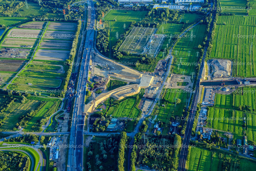 Hamburg_Waltershof_Autobahnanschluss_Baustelle_A7_A26_ELS_3433090823 | HAMBURG 09.08.2023 Autobahn- Baustelle mit Erschließungs- , Aufschüttungs- und Erdarbeiten entlang der Trasse und des Streckenverlaufes " Anschußstelle A26 A7 " in Hamburg, Deutschland. Weiterführende Informationen bei: Die Autobahn GmbH des Bundes Niederlassung Nord. // Motorway- Construction site with earthworks along the route and of the route of the highway " Anschussstelle A26 A7 " in Hamburg, Germany. Further information at: Die Autobahn GmbH des Bundes Niederlassung Nord. Foto: Martin Elsen