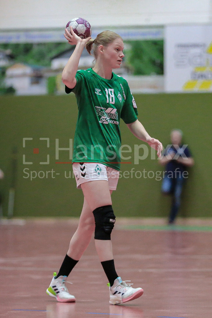 Handball, 2. Bundesliga Frauen, SV Werder Bremen - HC Leipzig | v.li.: Denise Engelke (SV Werder Bremen, 18) am Ball, Spielszene, Aktion, Action