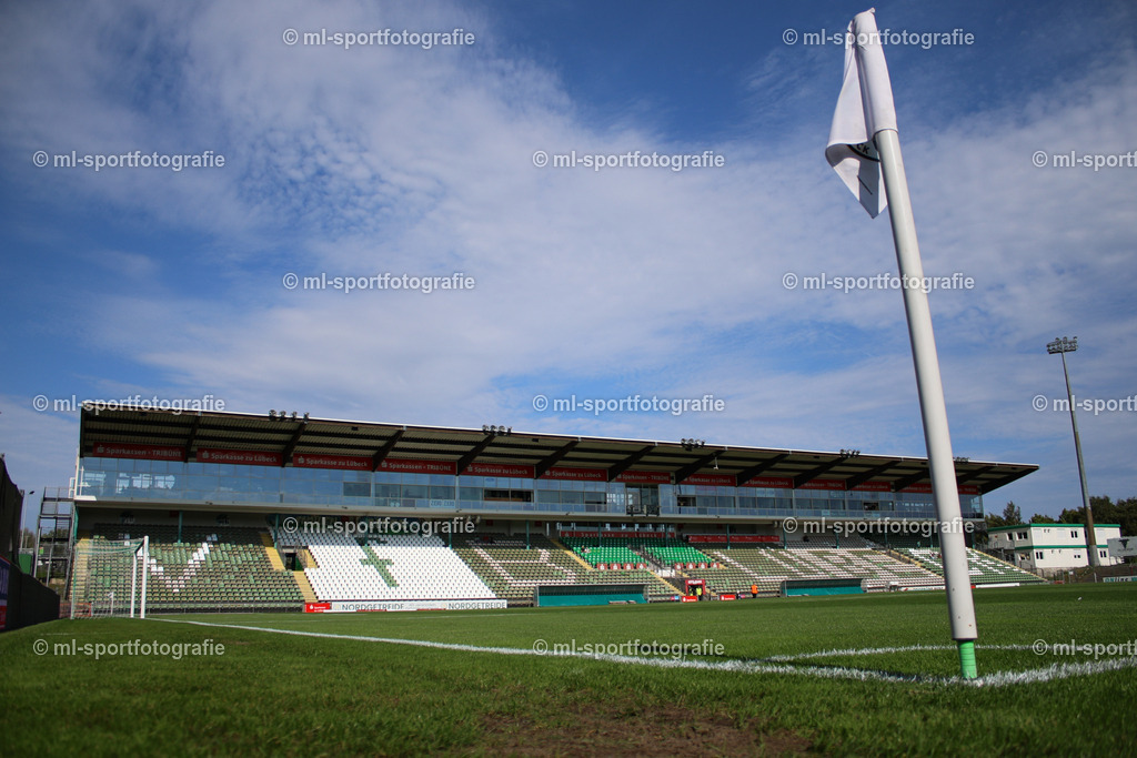 Fußball I Herren I Saison 2025/2026 I Regionalliga Nord I 10. Spieltag I VfB Lübeck - FSV Schöningen | Stadion an der Lohmühle, VfB Lübeck, Symbolfoto, Eckfahne, Tribüne, Lübeck, Regionalliga Nord, Regionalliga, Fußball - Realisiert mit Pictrs.com