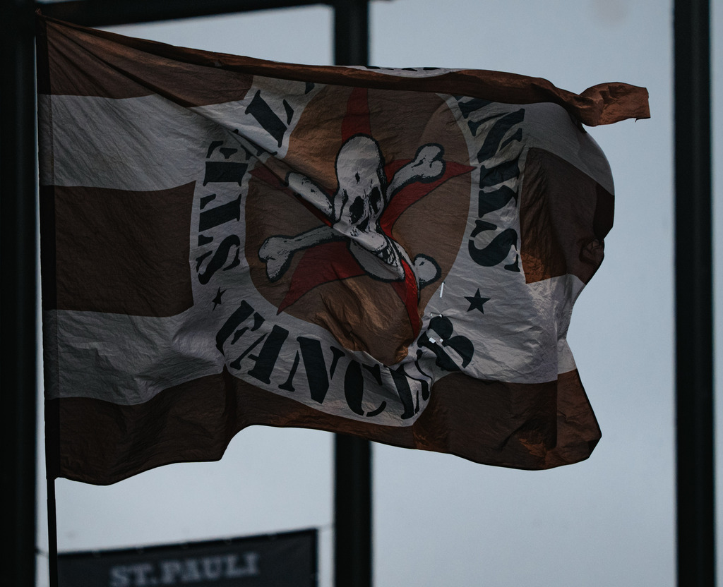 FCS08986 | Der offizielle Shop für FC St. Pauli Fotos. Wähle aus Spielszenen & Fanmomenten dein FCSP Wunschformat. Wir liefern Millerntor-Atmosphäre.