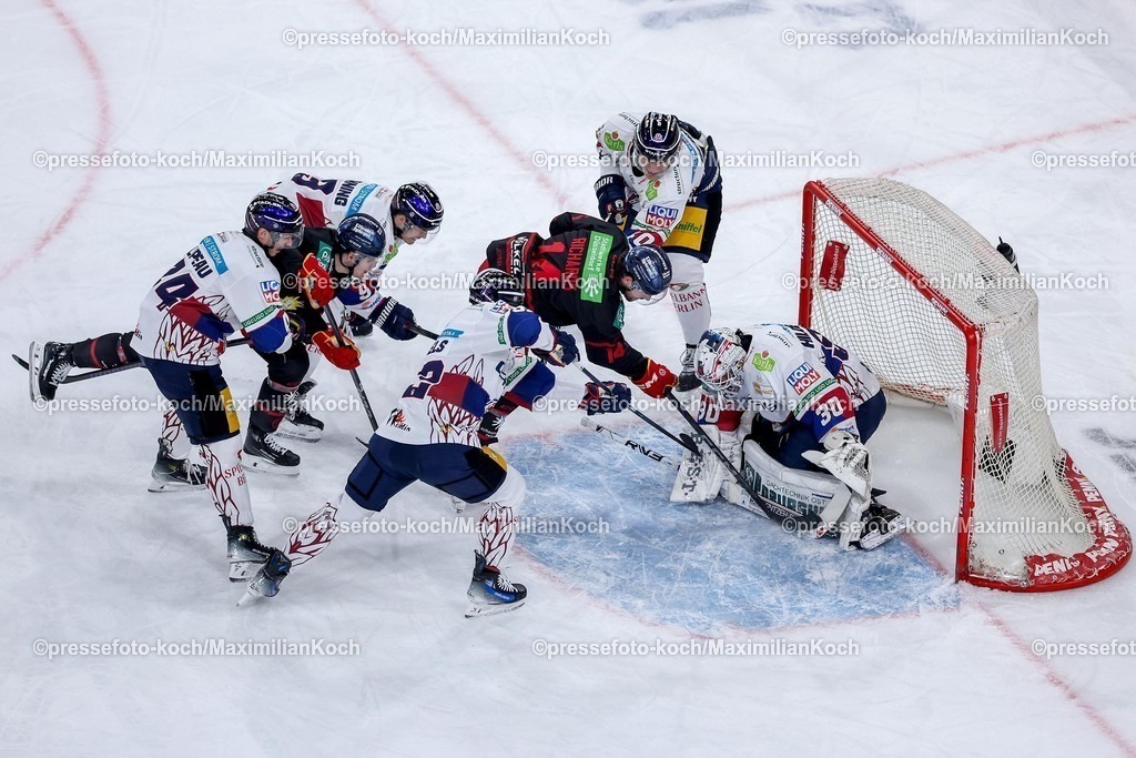 DEG12012501007 | 12.01.2025, Eishockey, Penny DEL, Düsseldorfer EG - Eisbären Berlin, PSD-BANK Dome: Justin Richards (DEG #14) und Drake Rymsha (DEG #86) im Kampf um den Puck vor dem Tor von Goalie Jake Hildebrand (Eisbären Berlin #30)