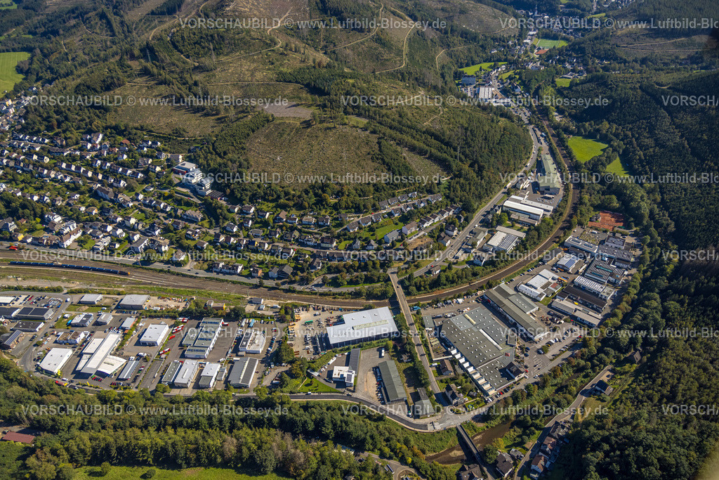 Lennestadt230910109Altenhundem | Luftbild, Gewerbegebiet Hundemaue und Bahnbetriebswerk mit Rübergerbrücke, Waldgebiet mit Waldschäden, Altenhundem, Lennestadt, Sauerland, Nordrhein-Westfalen, Deutschland