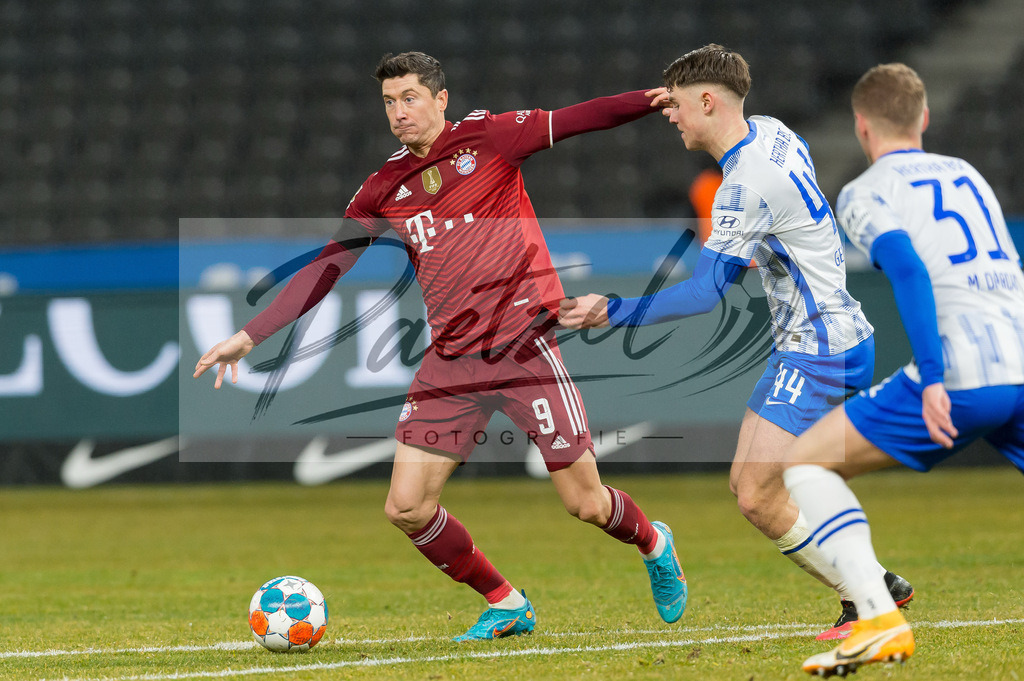 BSCFCB20220123_288 | Fussball, Herren: Robert Lewandowski (FC Bayern Muenchen) und Linus Jasper Gechter (Hertha BSC) im Zweikampf bei dem Spiel der 1. Bundesliga zwischen Hertha BSC und FC Bayern Muenchen im Olypiastadion am 23.01.2022 in Berlin, Deutschland.DFB / DFL REGULATIONS PROHIBIT ANY USE OF PHOTOGRAPHS AS IMAGE SEQUENCES AND/OR QUASI-VIDEO. - Realisiert mit Pictrs.com