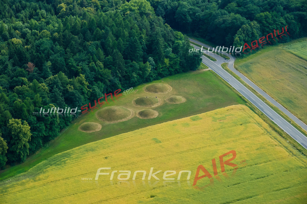 Luftbild von Huegelgraeber Litzendorf - Luftaufnahme wurde 2008 von https://frankenair.de mittels Flugzeug (keine Drohne) erstellt - die Geschenkidee