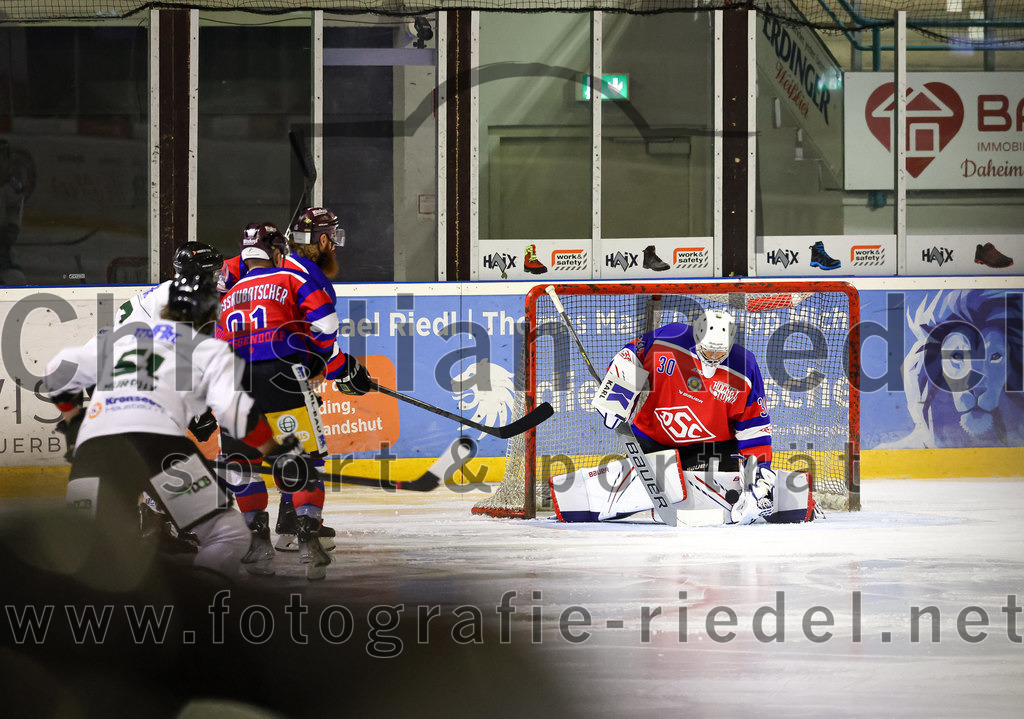 2022-09-09_114_TSV_Erding_gegen_Deggendorfer_SC | Erding, Deutschland, 09.09.2022:
Eishockey, Bayernliga 2022 / 2023, Testspiel, TSV Erding gegen Deggendorfer SC, Endergebnis: 2:5

Alex Grossrubatscher (Deggendorfer SC, #91), Torwart Justin Köpf (Deggendorfer SC, #30)

Foto: Christian Riedel / fotografie-riedel.net