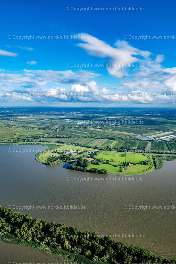 Hahnöfersand_Elbinsel_JVA_ELS_8520040823 | JORK 04.08.2023 Gefängnis- Gelände und Sicherheitsumzäunung der Justizvollzugsanstalt JVA auf der Insel im Flußverlauf der Elbe im Ortsteil Hahnöfersand in Jork Altes Land im Bundesland Niedersachsen, Deutschland. Nur für redaktionelle Nutzung freigegeben ! // Prison grounds and high security fence Prison on the island in the course of the Elbe river in the district Hahnoefersand in Jork Old Land in the state Lower Saxony, Germany. Editorial use only ! Foto: Martin Elsen