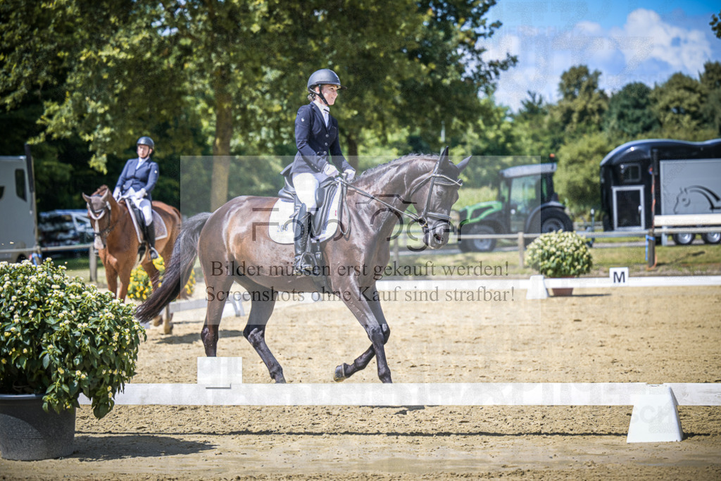DOS_5110 | Entdecke hochwertige Reitturnierfotos von Foto Oger. Professionell, emotional und authentisch – jetzt Lieblingsmomente im Shop bestellen.Deutschlandweite Turnierfotografie. - Realisiert mit Pictrs.com
