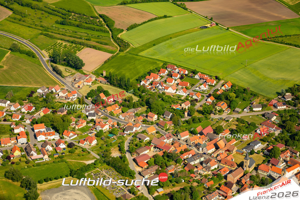 Das Luftbild zeigt Westheim Knetzgau - Die Luftaufnahme wurde 2023 vom UL-Flugzeug aus erstellt ( keine Drohne ) - Hochauflösende Luftaufnahme - Für grossformatige Ausdrucke geeignet. Die Geschenkidee !Mit Lizenz und Bildrechte bestellbar