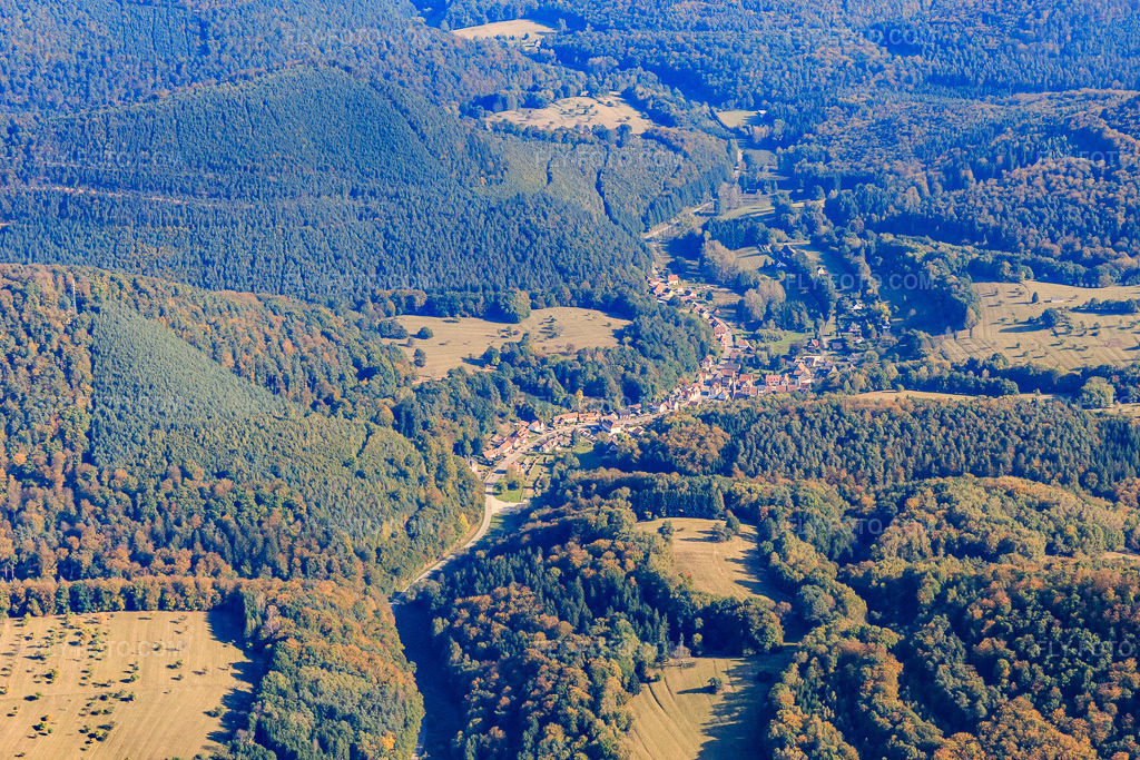 Aerial view: View of the town from the north in Niedersteinbach in the state Bas-Rhin, France. – Photo: IMG_095115.jpg taken on 10/16/2016 by Werner Riehm/FLY-FOTO.com – Resolution of the original: 5472 x 3648 px