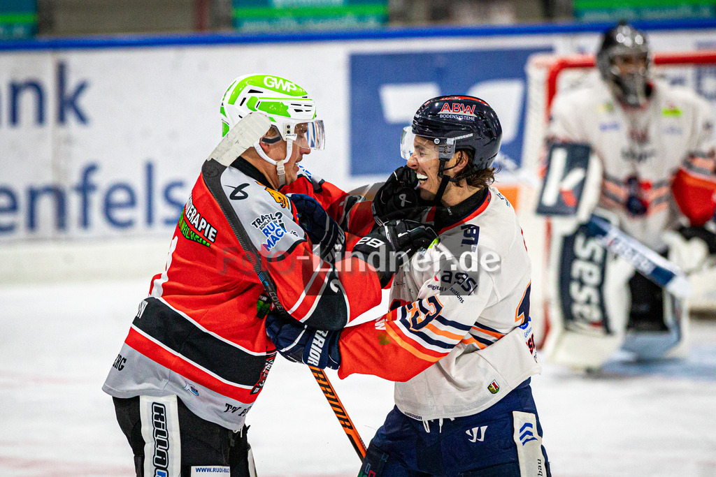 TSV Peißenberg Miners vs ESC Kempten SHARKS | Eishockey Bayernliga Vorbereitung 2024/2025, TSV Peißenberg Miners vs ESC Kempten SHARKS, 20241004,Kampf Florian SEELMANN (Miners 21) und Nikolai STREIF (SHARKS 13),2024-10-04 in Peißenberg (Eisstadion)Nikolai STREIF (SHARKS 13), Florian SEELMANN (Miners 21)Copyright: WolfgangxLindner