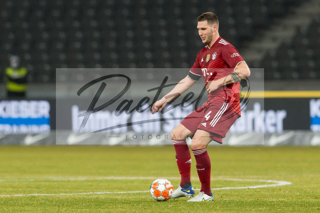 BSCFCB20220123_063 | Fussball, Herren: Niklas Suele (FC Bayern Muenchen) in Aktion, am Ball, Einzelaktion bei dem Spiel der 1. Bundesliga zwischen Hertha BSC und FC Bayern Muenchen im Olypiastadion am 23.01.2022 in Berlin, Deutschland.DFB / DFL REGULATIONS PROHIBIT ANY USE OF PHOTOGRAPHS AS IMAGE SEQUENCES AND/OR QUASI-VIDEO. - Realisiert mit Pictrs.com