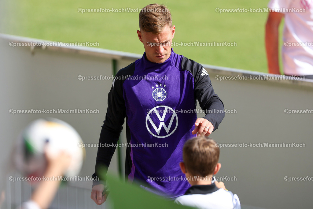 DFB08092401023 | 08.09.2024, Düsseldorf, Fußball, öffentliches Training Nationalmannschaft Deutschland,  Paul-Janes-Stadion: Joshua Kimmich (GER #6) gibt AutogrammeDFB regulations prohibit any use of photographs as image sequences and or quasi-video.