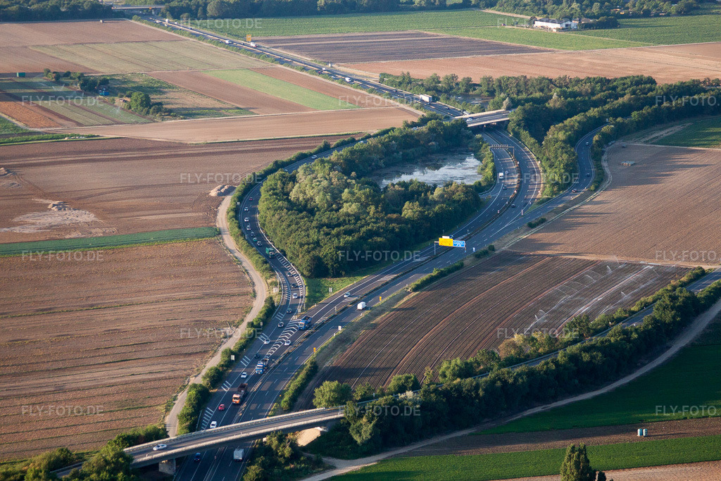 Luftbild: Streckenführung und Fahrspuren im Verlauf der Fernstraße Abfahrt der Bundesstraße B9 in Maudach in Mutterstadt im Bundesland Rheinland-Pfalz in Deutschland. Foto: IMG_69521.jpg vom 04.07.2014 durch Werner Riehm/FLY-FOTO.de