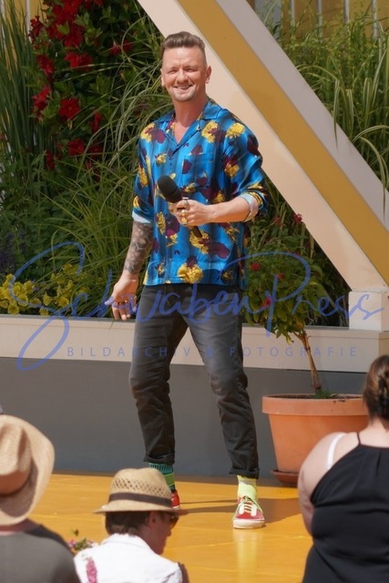 250623Ho5316 | Ben Zucker - Immer wieder sonntags, Staffel 6

Ausverkauftes Haus und hochsommerliche Temperatur bei der Halbzeit Sendung von IWS, in der Veranstaltungsarena bei den Wasserwelten beim Europapark Rust. 

Deutschland, Rust, Europapark Rust, 25.06.2023