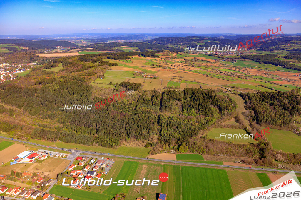 Die Luftaufnahme Kreuzberg - Kronach wurde 2017 mittels Flugzeug (keine Drohne) erstellt. Perfekte Schärfe und Druck- Auflösung- Garantiert!