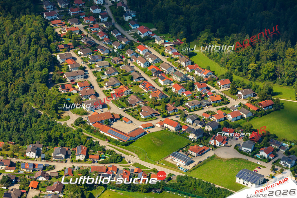 Klassische Luftaufnahme ohne Drohne zeigt:Deinting bei Trostberg - Die Luftbildaufnahme wurde 2025 vom UL-Flugzeug heraus erstellt ( keine Drohne ) - Hochauflösende Luftaufnahme -Nicht vergleichbar mit Google Maps oder Satelittenbilder- Die Geschenkidee !Mit Lizenz und Bildrechte bestellbar