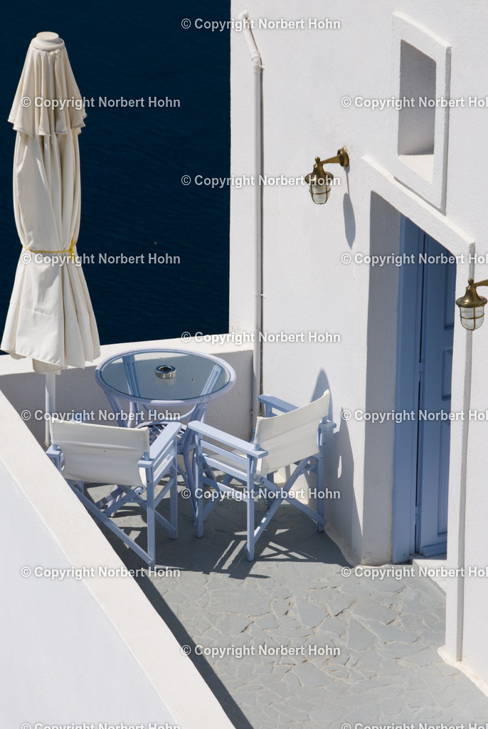 Reisefotografie - Griechenland - Santorini | Wunderschönes Bergdorf Oia im Norden der Kykladeninsel Santorini. - Realisiert mit Pictrs.com