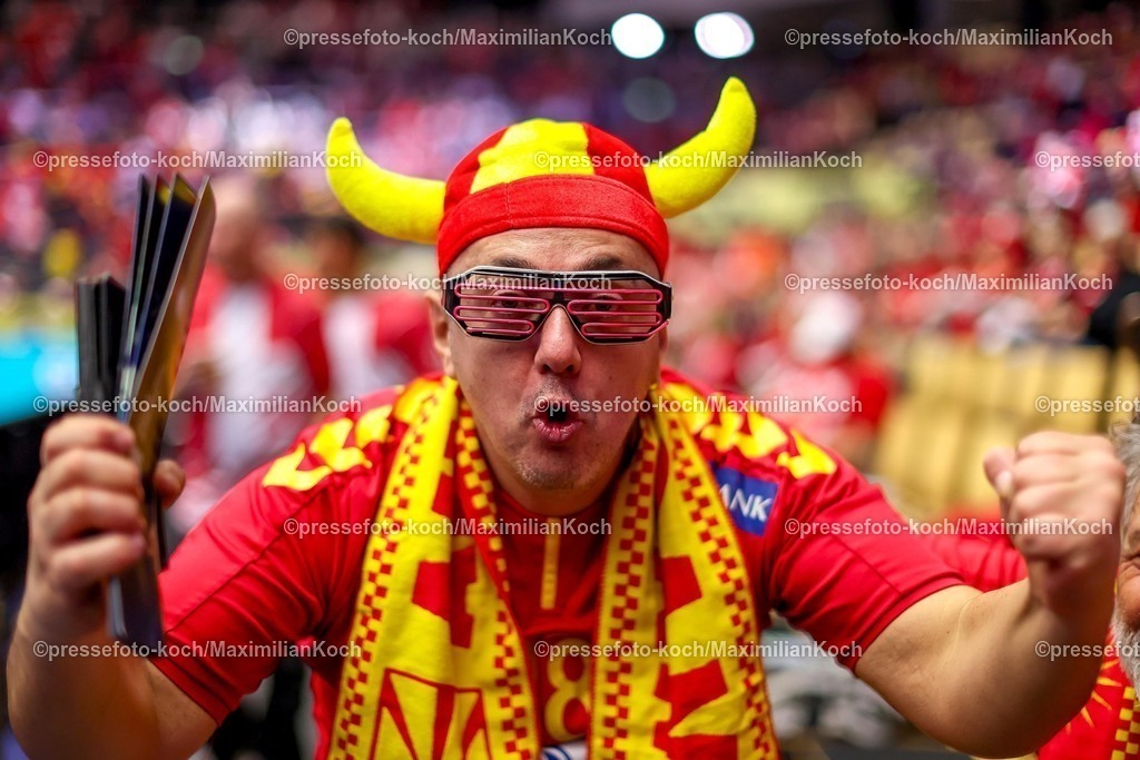 EHF20012601029 | 20.01.2026, Handball, Men's EHF EURO 2026, Nordmazedonien - Rumänien, Jyske Bank Boxen in Herning, Dänemark, Preliminary Round: Gute Laune bei den Fans aus Nordmazedonien. Die Handballfans feuern ihre Mannschaft stimmungsvoll an. 