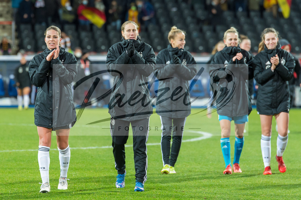 GERTUR20211126_050 | Fussball, Frauen:  Spielerinnen von Deutschland Schlussjubel, jubelt nach dem 8:0 Sieg bei dem Spiel der WM-Qualifikation zwischen Deutschland und Tuerkei im Eintracht-Stadion am 26.11.2021 in Braunschweig, Deutschland. - Realisiert mit Pictrs.com