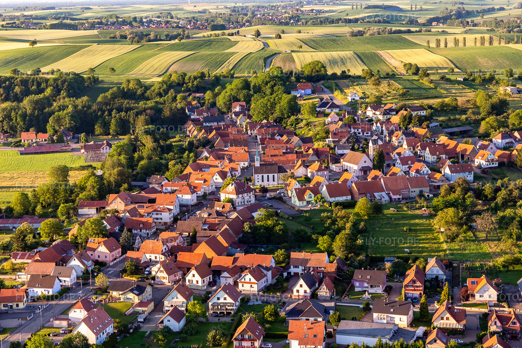 Luftbild: Landwirtschaftliche Nutzflächen und Feldgrenzen umsäumen das Siedlungsgebiet des Dorfes in Buhl im Bundesland Bas-Rhin in Frankreich. Foto: IMG_115522.jpg vom 16.06.2019 durch Werner Riehm/FLY-FOTO.de