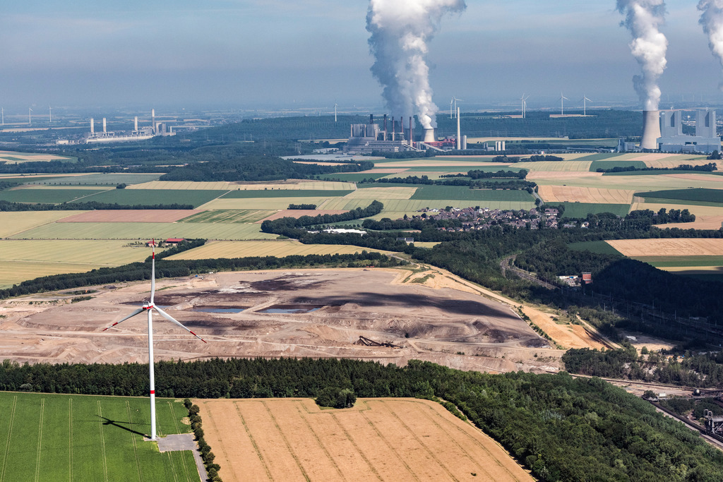 dr__dsc5302.jpg | BEDBURG 27.06.2018 Rauchwolken am Horizont über dem Himmel des Heizkraftwerkes RWE Power AG Kraftwerk Neurath in Bergheim im Bundesland Nordrhein-Westfalen, Deutschland. // Clouds of smoke on the horizon over the power plant RWE Power AG Kraftwerk Neurath in Bergheim in the state North Rhine-Westphalia, Germany. Foto: Daniel Reiter