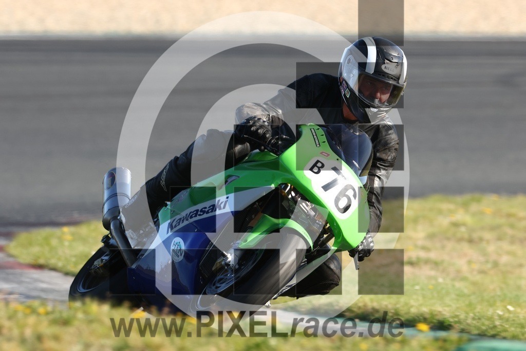 0b76-20250412_04048 | Schöne Erinnerungen an spannende Momente - das festzuhalten ist unser Job. PIXELrace.de ist seit 2003 auf den Rennstrecken Europas unterwegs um die Action draußen beim Fahren und die wunderbare Stimmung imm Fahrerlager für euch einzufangen.