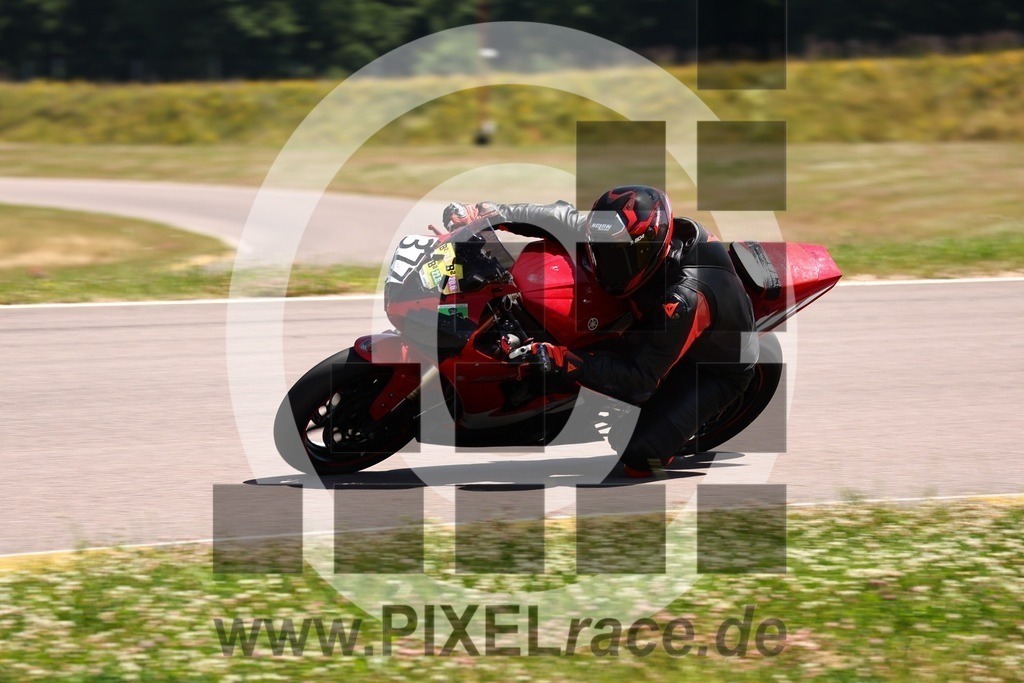0377-20250622_01913 | Schöne Erinnerungen an spannende Momente - das festzuhalten ist unser Job. PIXELrace.de ist seit 2003 auf den Rennstrecken Europas unterwegs um die Action draußen beim Fahren und die wunderbare Stimmung imm Fahrerlager für euch einzufangen.