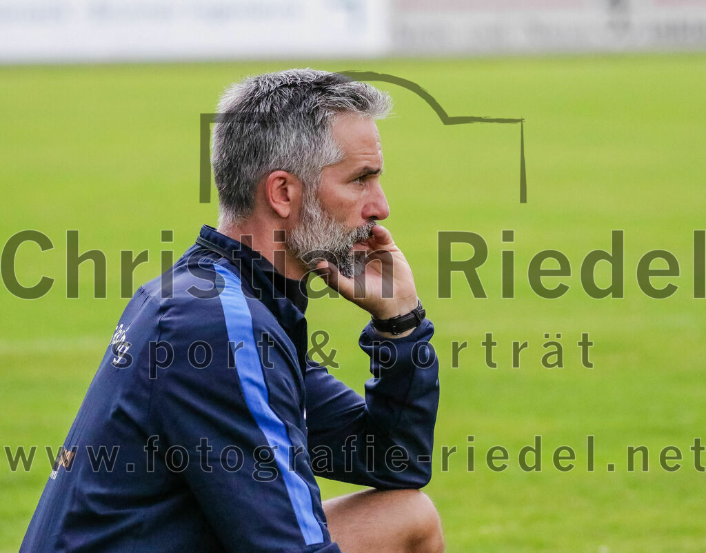 2023-07-29_055_FC_Moosinning_gegen_TuS_Raubling | Moosinning, Deutschland, 29.07.2023:
Fußball, Bezirksliga Oberbayern Ost 2023 / 2024, 1. Spieltag, FC Moosinning gegen TuS Raubling, Endergebnis: 0:7

Trainer Hannes Jenewein (TuS Raubling)

Foto: Christian Riedel / fotografie-riedel.net