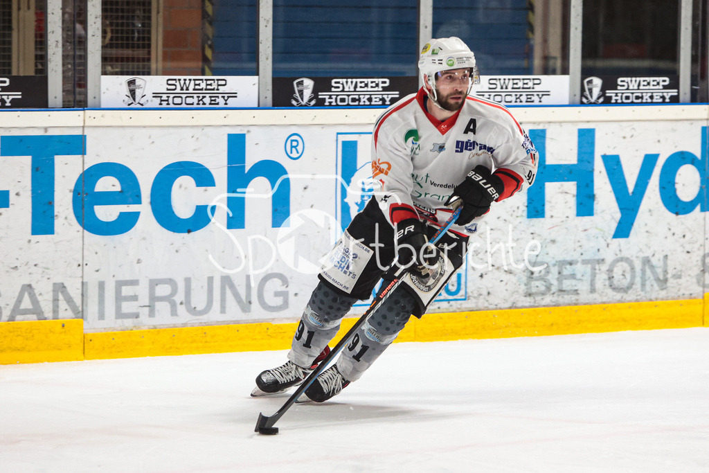 EHC Königsbrunn - TSV Peißenberg | Dominik EBENTHEUER (TSV #91) am PUck