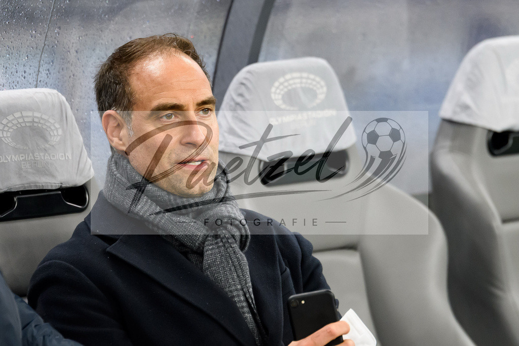 BSCRBL20220220_004 | Fussball, Herren: Geschaeftsfuehrer Oliver Mintzlaff (RB Leipzig) schaut bei dem Spiel der 1. Bundesliga zwischen Hertha BSC und RB Leipzig im Olypiastadion am 20.02.2022 in Berlin, Deutschland.DFB / DFL REGULATIONS PROHIBIT ANY USE OF PHOTOGRAPHS AS IMAGE SEQUENCES AND/OR QUASI-VIDEO. - Realisiert mit Pictrs.com