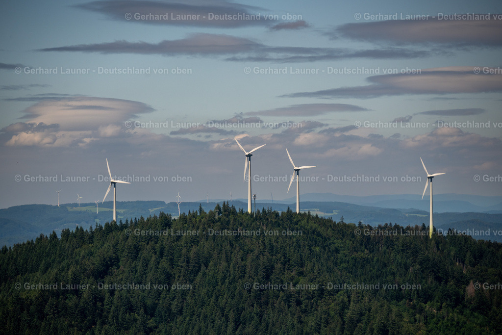 4033202 | FREIBURG IM BREISGAU 30.06.2020 Windenergieanlagen ( WEA ) mit Windkraftanlagen in einem Waldgebiet in Freiburg im Breisgau im Bundesland Baden-Württemberg, Deutschland. // Wind energy plants (WEA) with wind power plants in a forest area in Freiburg im Breisgau in the state Baden-Wuerttemberg, Germany. Foto: Gerhard Launer