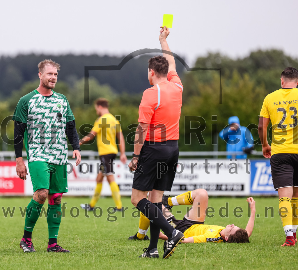 2023-08-06_062_SC_Kirchasch_gegen_SV_Eichenried | Bockhorn, Deutschland, 06.08.2023:
Fußball, Kreisliga 2023 / 2024, 2. Spieltag, SC Kirchasch gegen SV Eichenried, Endergebnis: 3:1

Gelbe Karte für Bastian Reuel (SV Eichenried, #20)
Bastian Reuel (SV Eichenried, #20), Schiedsrichter Florian Neubert, Julian Bauer (SC Kirchasch, #19), Alexander Mrowczynski (SC Kirchasch, #23)

Foto: Christian Riedel / fotografie-riedel.net