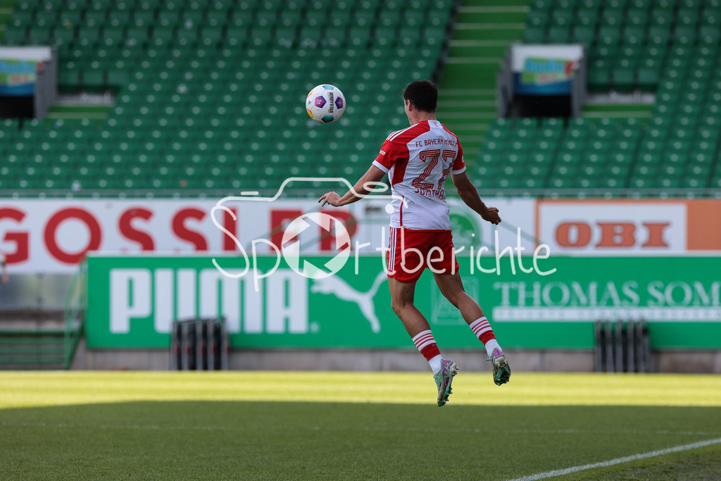 SpVgg Greuther Fürth II - FC Bayern Amateure | faengt einen Langen Ball in der Luft ab - David JONATHANS (FCB #27) / Freisteller / EInzelfoto