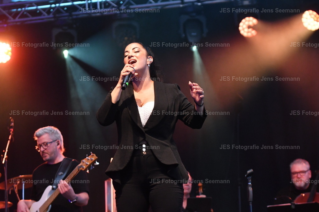 2026_Deborah Lee und the news_One Moment time Whitney Houston__0352 | Fotograf Jens Seemann - Realisiert mit Pictrs.com