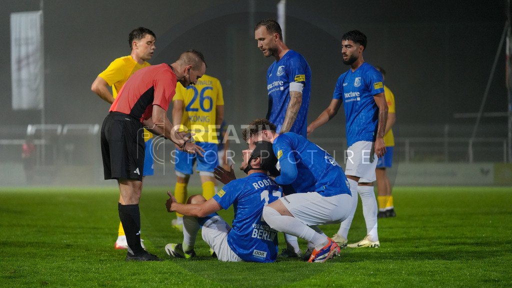 Fußball, Herren, Saison 2025/2026, Regionalliga Nordost, 6. Spieltag, FSV 63 Luckenwalde vs. VSG Altglienicke, Freitag 28.08.2025, Werner-Seelenbinder-Stadion Luckenwalde | Fußball, Herren, Saison 2025/2026, Regionalliga Nordost, 6. Spieltag, FSV 63 Luckenwalde vs. VSG Altglienicke, Freitag 28.08.2025, Werner-Seelenbinder-Stadion Luckenwalde, Im Bild: Verletzungsunterbrechung nach Foul an Damian Roßbach (Altglienicke) - Gespräch mit Schiedsrichter Christopher Gaunitz. - Realisiert mit Pictrs.com