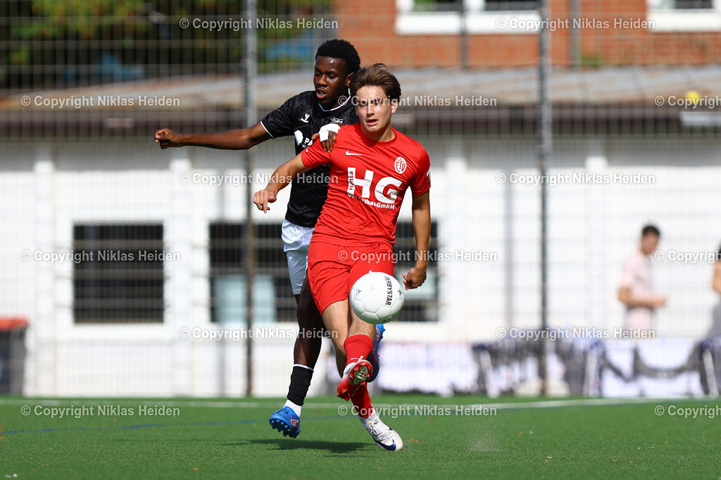 NH_Teutonia05_EimsbüttelerTV_OberligaHamburg_20092025 | #23 Elias Assiaw (Teutonia 05), #77 Tom Leon Politz (Eimsbütteler TV)Fußball I Herren I Gamesright Oberliga Hamburg I Saison 2025-2026  I 9. Spieltag I Teutonia 05 - Eimsbütteler TV I 20.09.2025 I Sportplatz Kreuzkirche