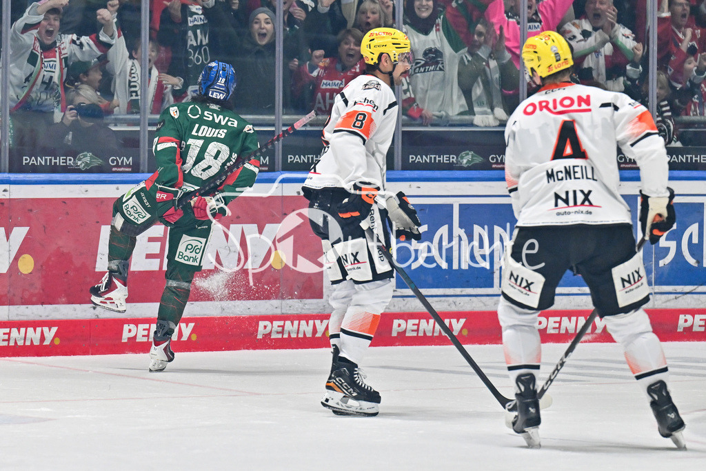 Augsburger Panther - Löwen Frankfurt | Jubel der Hausherren nach dem Treffer zum 2-0 durch Anthony LOUIS (Augsburger Panther 18), Tor / Torschuetze / Freude / Happy beim match zwischen den Augsburger Panthern und den Löwen Frankfurt am 8. Spieltag der Penny DEL im Curt Frenzel Stadion am 19.10.2025