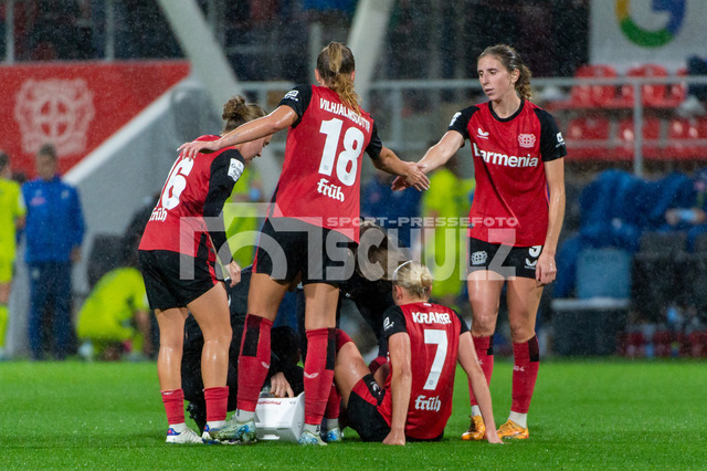 20240927_NSZ_6910 | Behandlungsunterbrechung für Cornelia Kramer (Bayer Leverkusen,No.07). Im Bild v.l. Sofie Zdebel (Bayer Leverkusen,No.16), Karólina Vilhjámsdóttir (Bayer Leverkusen,No.18), Caroline Kehrer (Bayer Leverkusen,No.09)DEU, Leverkusen, 27.09.2024 Fußball, Frauen, Google Pixel Frauen-Bundesliga, Saison 2024/2025, 4. Spieltag, Bayer 04 Leverkusen - TSG HoffenheimDIE DFB-RICHTLINIEN UNTERSAGEN JEGLICHE NUTZUNG VON FOTOS ALS SEQUENZBILDER UND/ODER VIDEOÄHNLICHE FOTOSTRECKEN - Realisiert mit Pictrs.com