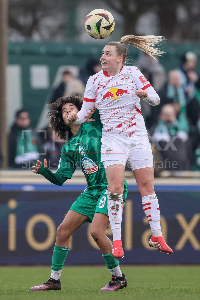 Fussball, Google Pixel Frauen-Bundesliga, SV Werder Bremen - RB Leipzig | v.li.: Amira Arfaoui (SV Werder Bremen, 8) und Vanessa Fudalla (RB Leipzig, 10) im Kopfballduell, Kopfball, Zweikampf, Action, Aktion, Spielszene, DIE DFB-RICHTLINIEN UNTERSAGEN JEGLICHE NUTZUNG VON FOTOS ALS SEQUENZBILDER UND/ODER VIDEOÄHNLICHE FOTOSTRECKEN. DFB REGULATIONS PROHIBIT ANY USE OF PHOTOGRAPHS AS IMAGE SEQUENCES AND/OR QUASI-VIDEO.